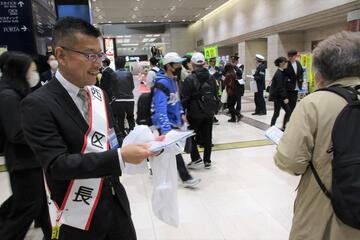 皆様と啓発物品をお配りしました