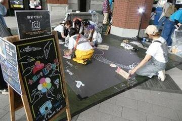 親子仲良くアートプロジェクトに参加 